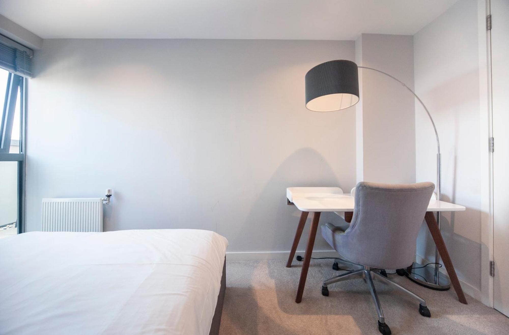 Top Floor Apt - 2 Bed/2 Bath + Private Balcony London Exterior photo
