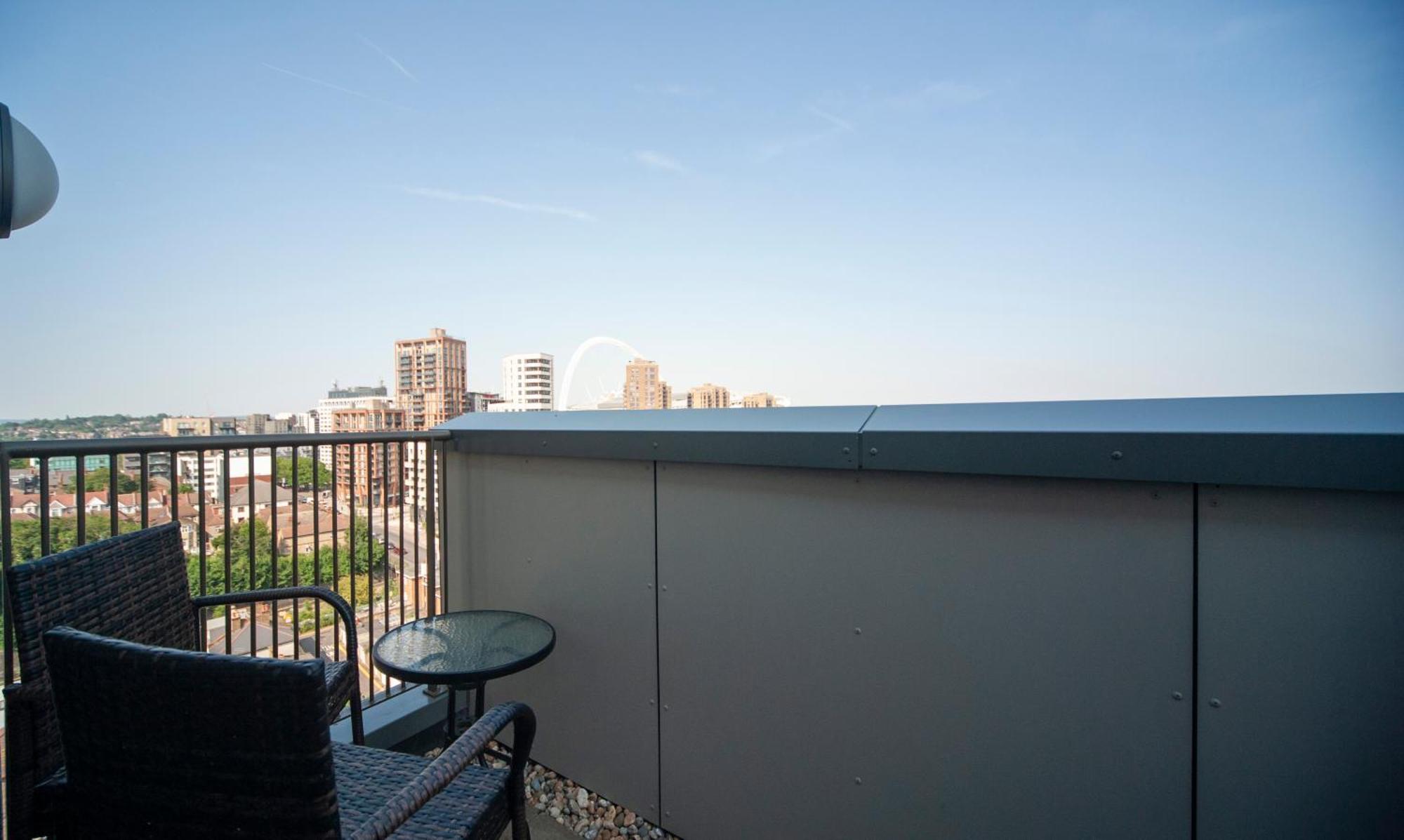 Top Floor Apt - 2 Bed/2 Bath + Private Balcony London Exterior photo
