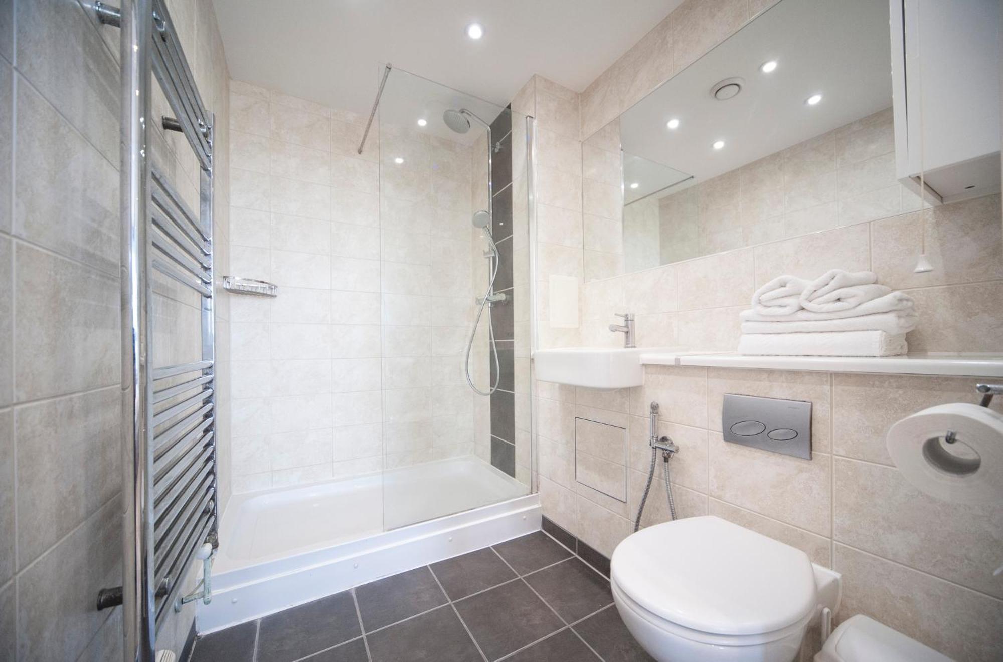 Top Floor Apt - 2 Bed/2 Bath + Private Balcony London Exterior photo