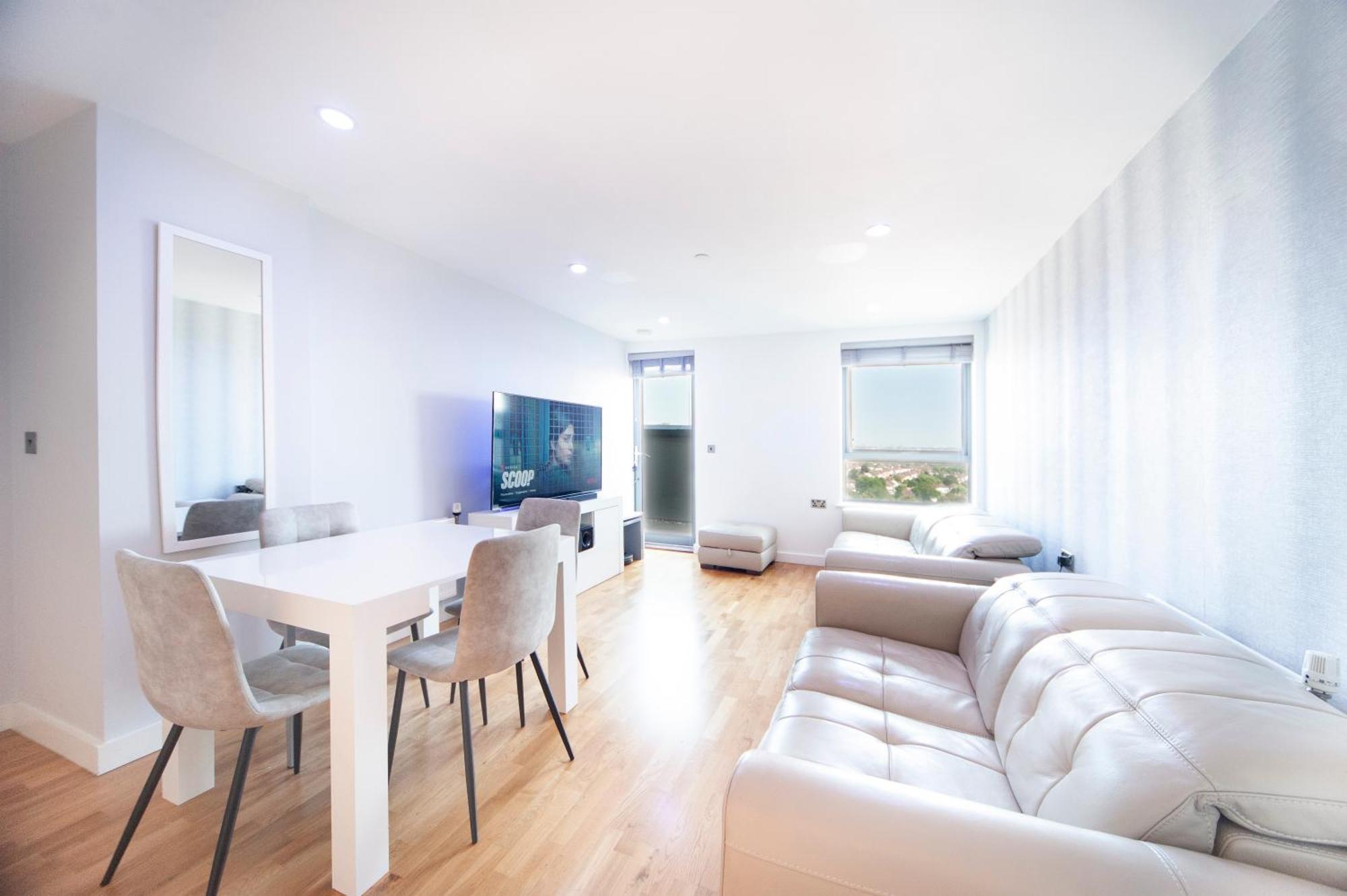 Top Floor Apt - 2 Bed/2 Bath + Private Balcony London Exterior photo