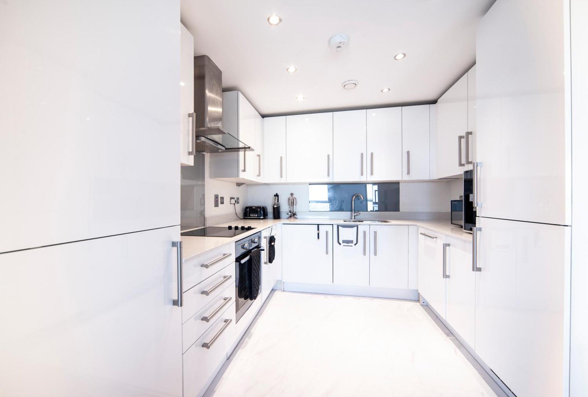 Top Floor Apt - 2 Bed/2 Bath + Private Balcony London Exterior photo