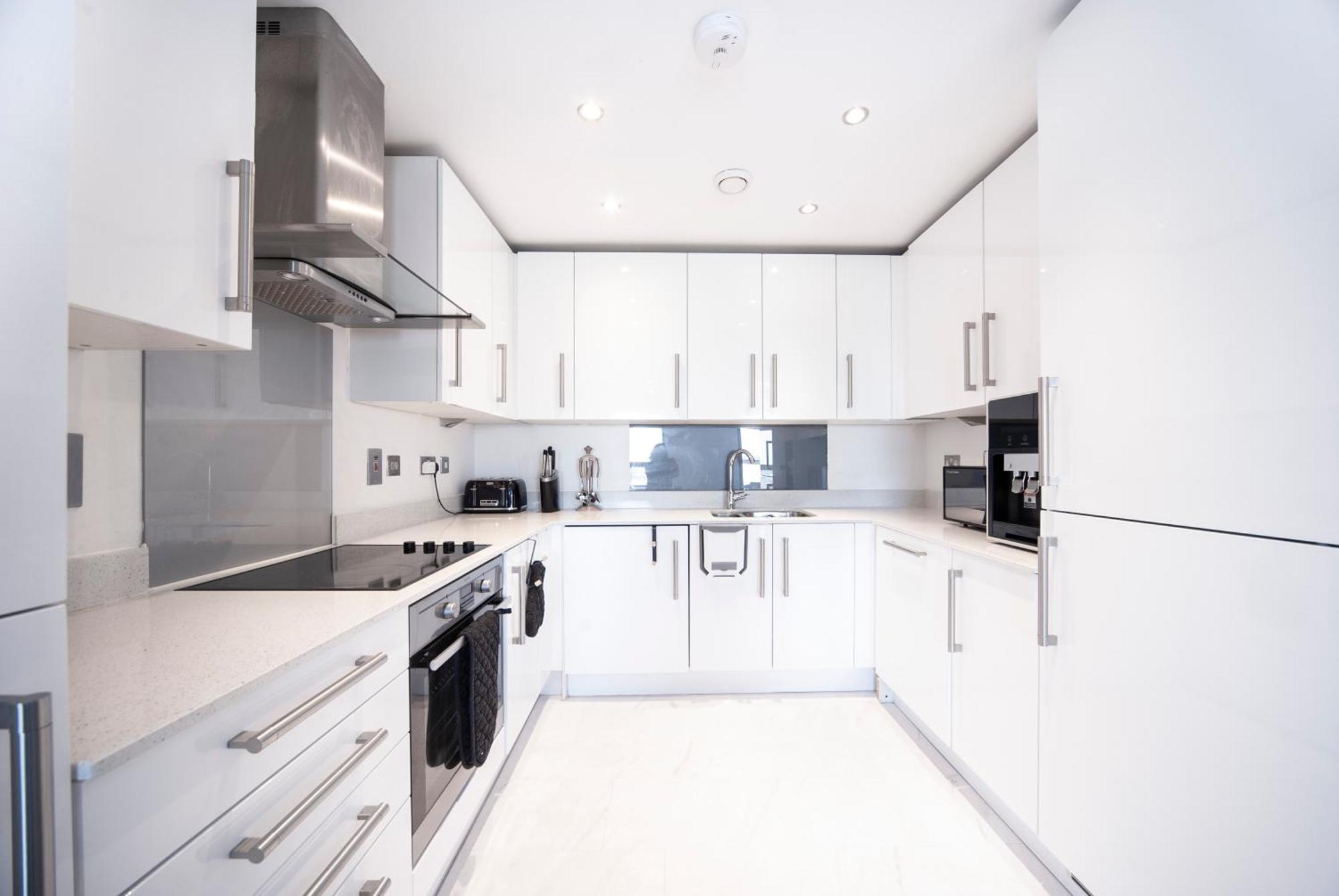 Top Floor Apt - 2 Bed/2 Bath + Private Balcony London Exterior photo