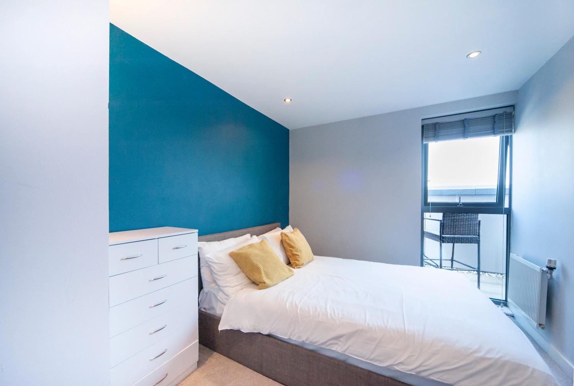 Top Floor Apt - 2 Bed/2 Bath + Private Balcony London Exterior photo